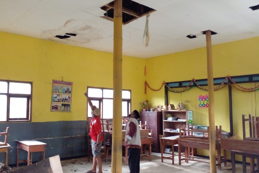 Atap gedung ruang kelas yang ambrol. (ist) - Atap SDN 3 Pandanglandung Ambrol, Dinas Pendidikan Kabupaten Malang Meminta Waktu untuk Perbaikan