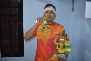 Atlet Jujitsu Kota Batu, Ahmad Nur Sholeh dengan medalinya. (ist) - Meskipun Kepala Bocor dan Lutut Cedera, Sholeh Rebut Medali Emas