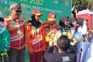 Atlet Paralayang Batu Susana dan Jeanette terima medali emas dari Bupati Lumajang. (ist) - Target Juara Umum Paralayang Batu, Didepan Mata