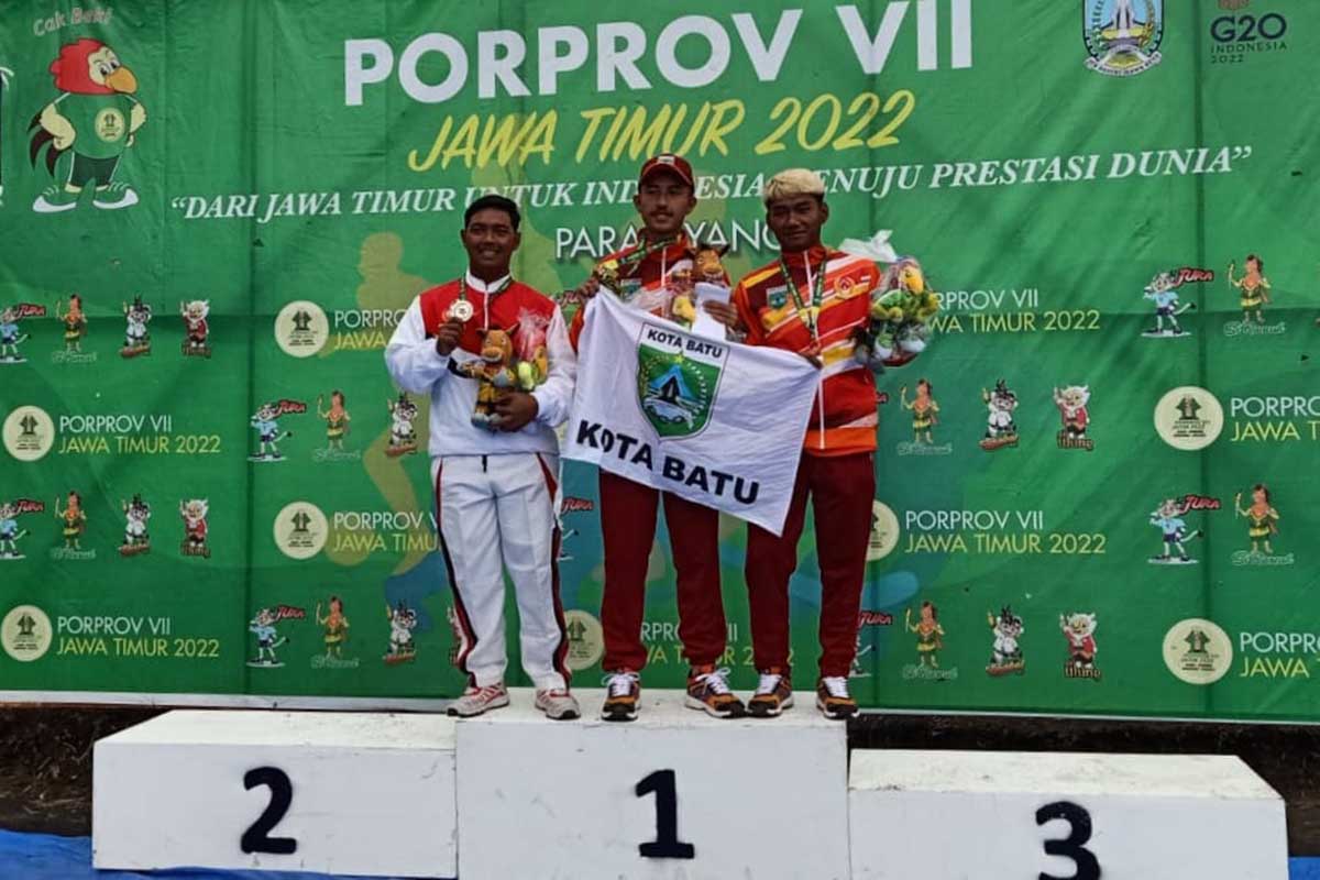 Atlet Paralayang Batu saat menerima medali di atas Podium. (ist) - Paralayang Batu Raih Dua Emas dari Porprov Jatim VII