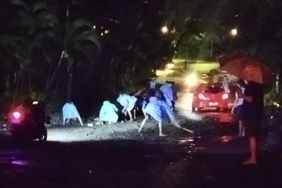 Babinsa, Bhabinkamtibmas, BPBD dan masyarakat membersihkan jalan dari material paving dan pasir. (ist) - Curah Hujan Tinggi, Paving Jalan Lembah Dieng Terangkat