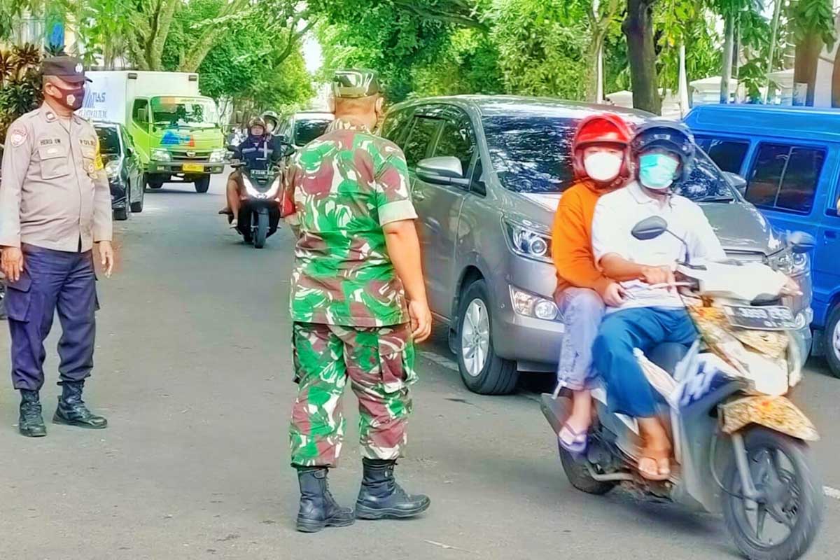 Babinsa-Bhabinkamtibmas Klojen atur arus lalin. (ist) - Urai Kemacetan, Babinsa-Bhabinkamtibmas Klojen Atur Arus Lalin