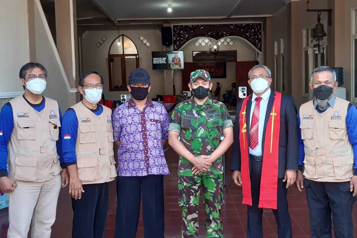 Babinsa Bunulrejo bersama petugas dan pendeta GKJW Tulang Bawang. (ist) - Pantau Prokes, Babinsa Bunulrejo Pengamanan Ibadah Mingguan GKJW Tulang Bawang
