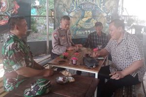 Babinsa Kauman Komsos bersama Pengelola Cafe Sriwijaya. (ist) - Babinsa Kauman Komsos Pengelola Cafe Sriwijaya Ingatkan Pengunjung Jaga Prokes