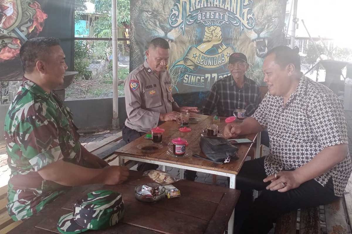 Babinsa Kauman Komsos bersama Pengelola Cafe Sriwijaya. (ist) - Babinsa Kauman Komsos Pengelola Cafe Sriwijaya Ingatkan Pengunjung Jaga Prokes