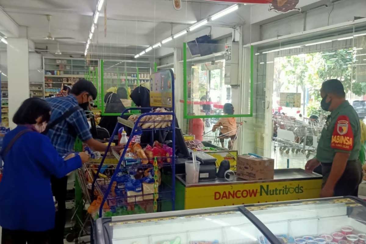 Babinsa Sawojajar mengingatkan kewaspadaan terhadap potensi kriminalitas saat berbelanja. (ist) - Ingatkan Kewaspadaan Kriminalitas Saat Berbelanja