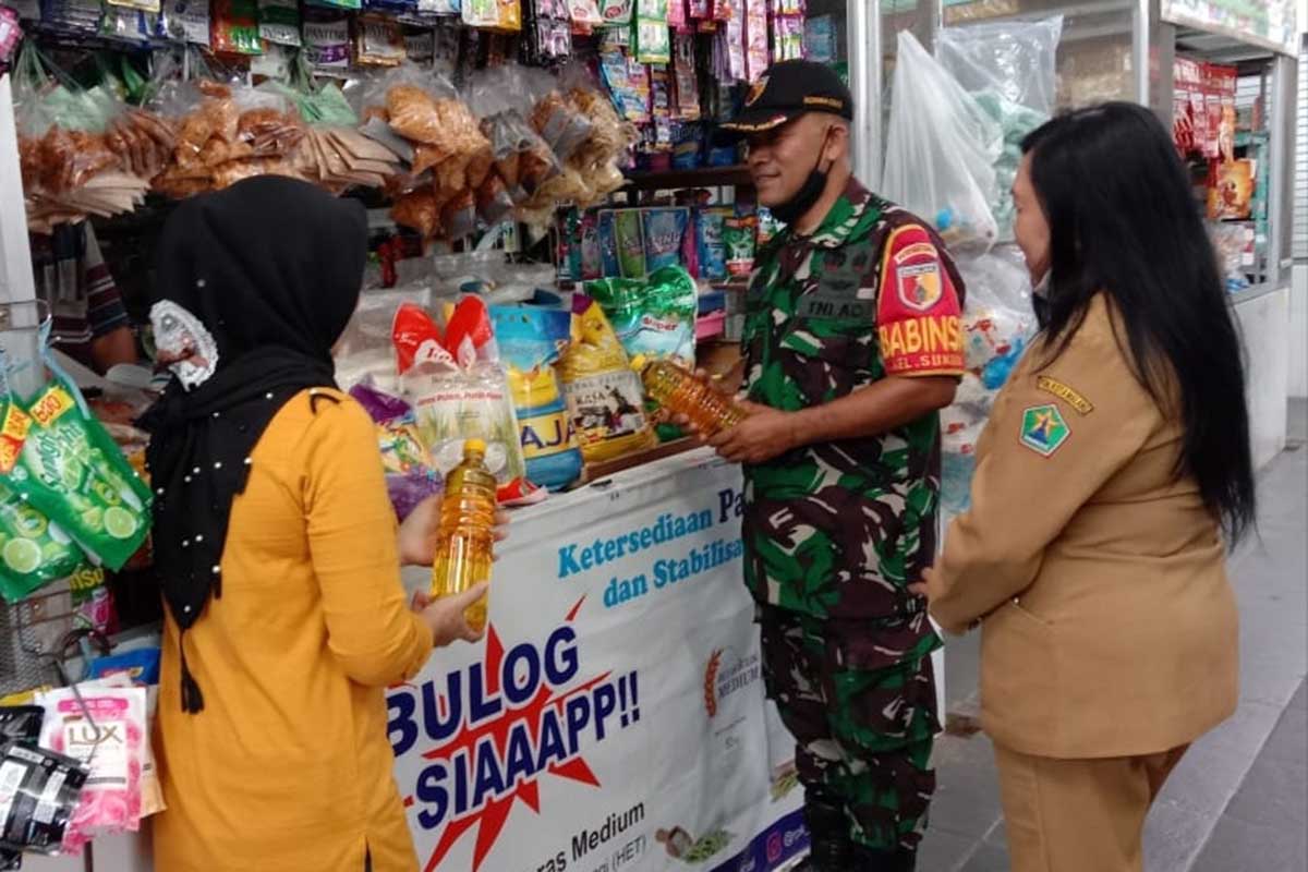 Babinsa Sukun dampingi Kepala Pasar Sukun pantau HET minyak goreng. (ist) - Babinsa Dampingi Kepala Pasar Sukun Pantau HET Migor
