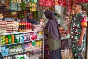 Babinsa Sukun monitoring harga minyak goreng curah di pasaran. (ist) - Monitoring Harga Migor Curah Tetap Stabil