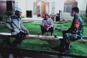 Babinsa Tlogowaru Komsos bersama warga RW 05. (ist) - Jalin Komunikasi, Babinsa Tlogowaru Komsos Bersama Warga RW 05