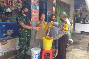 Babinsa monitoring HET Migor di pasar tradisional. (ist) - Monitor HET Migor, Babinsa Pantau Pasar Tradisional