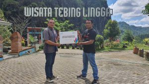 PENGEMBANGAN UMKM: Bantuan CSR PLN Peduli Program Pengembangan UMKM diserahkan Manager Bagian Keuangan dan Umum UP3 Ponorogo Andry Susanto (kiri) kepada Ketua Pokdarwis Desa Nglebo Trenggalek Fals Yudistira di Wisata Tebing Lingga, Jumat (3/6/2022) - CSR PLN Peduli Bantu Pokdarwis Nglebo Kembangkan UMKM