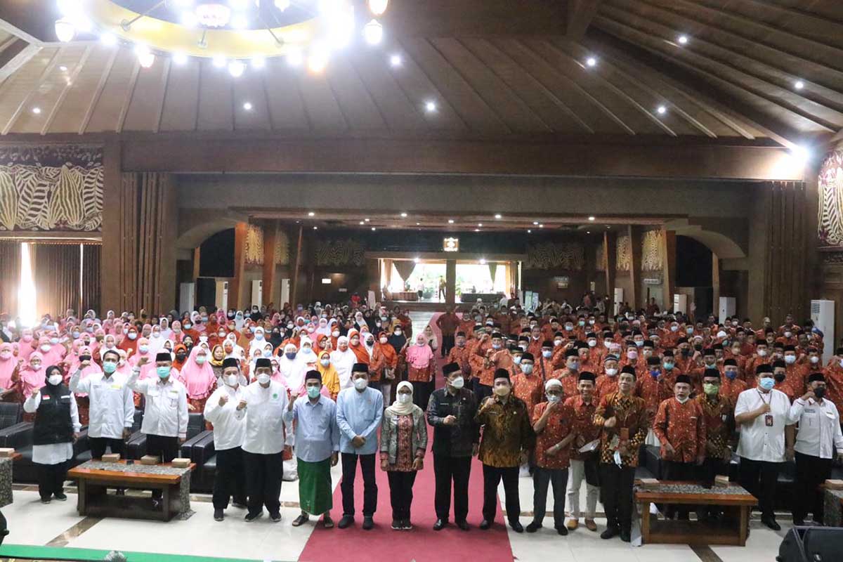 Bupati Blitar Rini Syarifah foto bersama CJH dalam Pisah Pamit dan Manasik Calon Jemaah Haji (CJH) Kabupaten Blitar Tahun 2022. (leh) - Hadiri Pisah Pamit, Bupati Blitar Minta CJH Kabupaten Blitar Jaga Kesehatan