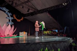 Bupati Blitar Rini Syarifah menyampaikan sambutan dalam Festival Kresnayana VII. (leh) - Bertema 'Kresnayana Kawedhar', Festival Kresnayana VII Kabupaten Blitar Lebih Meriah
