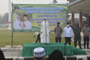 Bupati Blitar memberangkatkan Calon Jemaah Haji di halaman Kantor Bupati Blitar, Kanigoro. (leh) - Bupati Blitar Berangkatkan 433 Calon Jemaah Haji ke Asrama Sukolilo