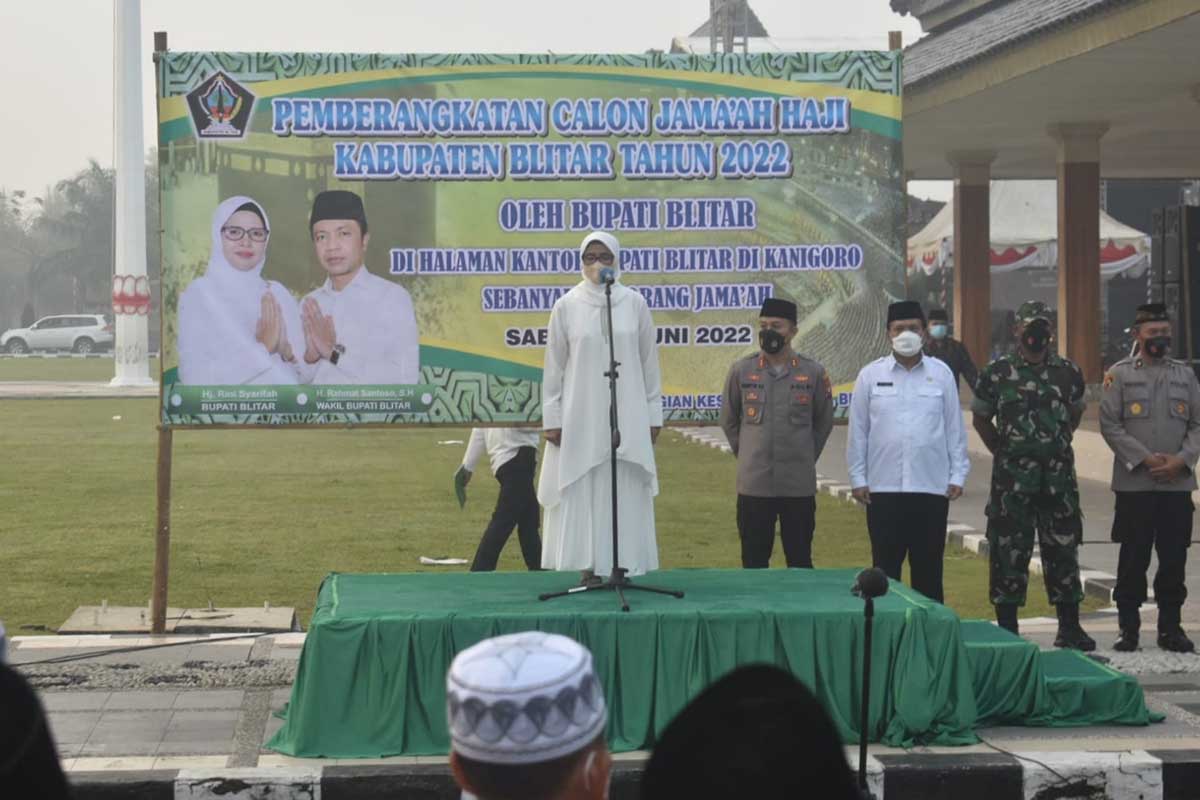 Bupati Blitar memberangkatkan Calon Jemaah Haji di halaman Kantor Bupati Blitar, Kanigoro. (leh) - Bupati Blitar Berangkatkan 433 Calon Jemaah Haji ke Asrama Sukolilo
