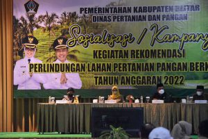 Bupati Blitar menghadiri Sosialisasi Kampanye Akbar Kegiatan Rekomendasi Pemetaan Perlindungan Lahan Pertanian Pangan Berkelanjutan (LP2B). (leh) - Komitmen Perkuat Pembangunan Pangan, Pemkab Blitar Gelar Kampanye Perlindungan LP2B