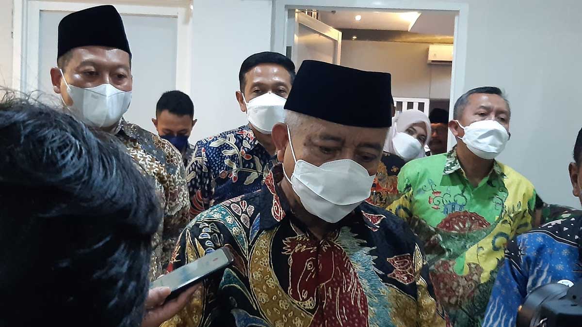 Bupati Malang Sanusi yang tengah diwawancarai oleh awak media. (ist) - Kembangkan Pariwisata, Pemkab Malang Ajukan Permintaan 10 ribu Lahan Perhutani