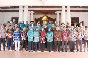 Bupati foto bersama Tim Penilai Lapangan Lomba Desa dan 10 Program Pokok PKK Jatim. (Memo X/mrg) - Bupati Ikfina Sambut Tim Penilai Lapangan Lomba Desa dan 10 Program Pokok PKK Jatim