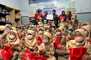 Corporate Communication Regional Manager Alfamart, M Faruq Asrori bersama Koordinator EMCO Toys Area Malang, Muhammad Idris, saat menyalurkan mainan di Yayasan Al-Kahfi. (bim) - Alfamart dan EMCO Toys Salurkan 2.000 Paket Mainan Anak-Anak