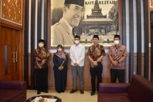 DPRD Kota Blitar dan DPRD Kabupaten Purworejo Provinsi DIY foto bersama. (leh) - Terima Kunjungan DPRD Kabupaten Purworejo, DPRD Kota Blitar Suguhkan Bulan Bung Karno