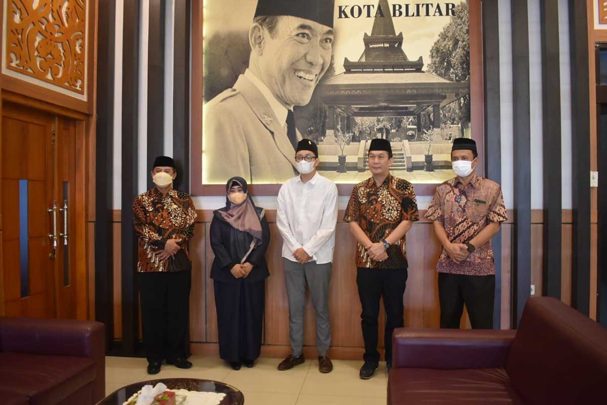 DPRD Kota Blitar dan DPRD Kabupaten Purworejo Provinsi DIY foto bersama. (leh) - Terima Kunjungan DPRD Kabupaten Purworejo, DPRD Kota Blitar Suguhkan Bulan Bung Karno