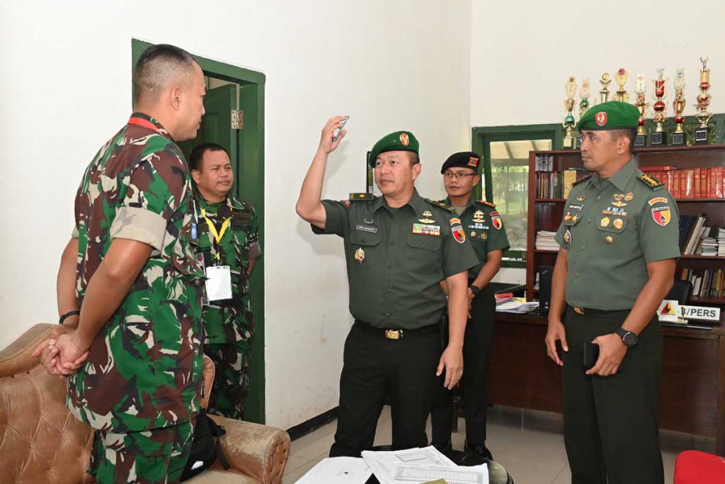 SEMINAR DARING: Dalam kunjungan ke Batalyon Kaveleri 3/AC Singosari, Malang, Kasdam V/Brw sekaligus mengikuti seminar TNI AD ke VI Tahun 2022 yang digelar secara daring - Kasdam V/Brawijaya Ikuti Seminar TNI AD Ke VI Secara Daring