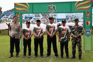 Danrem 083/Bdj bersama Forkopimda, usai membuka Liga Santri Piala Kasad 2022. (ist) - KASAD Buka Liga Santri di Jombang, Danrem 083/Bdj Buka di Gajayana Malang