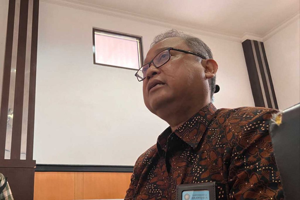 Dekan FISIP UB, Sholih Mu’adi saat menjawab pertanyaan awak media. (bim) - Kuatkan Upaya Preventif, UB Serukan Anti Radikalisme