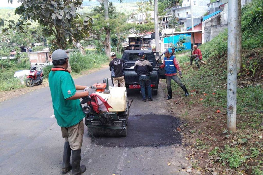 Dinas PUPR Batu sedang melakukan perawatan jalur di Kota Batu. (dik) - Pembangunan Kereta Gantung Semakin Dekat, Dinas PUPR Jamin Jalan Aman Dilewati