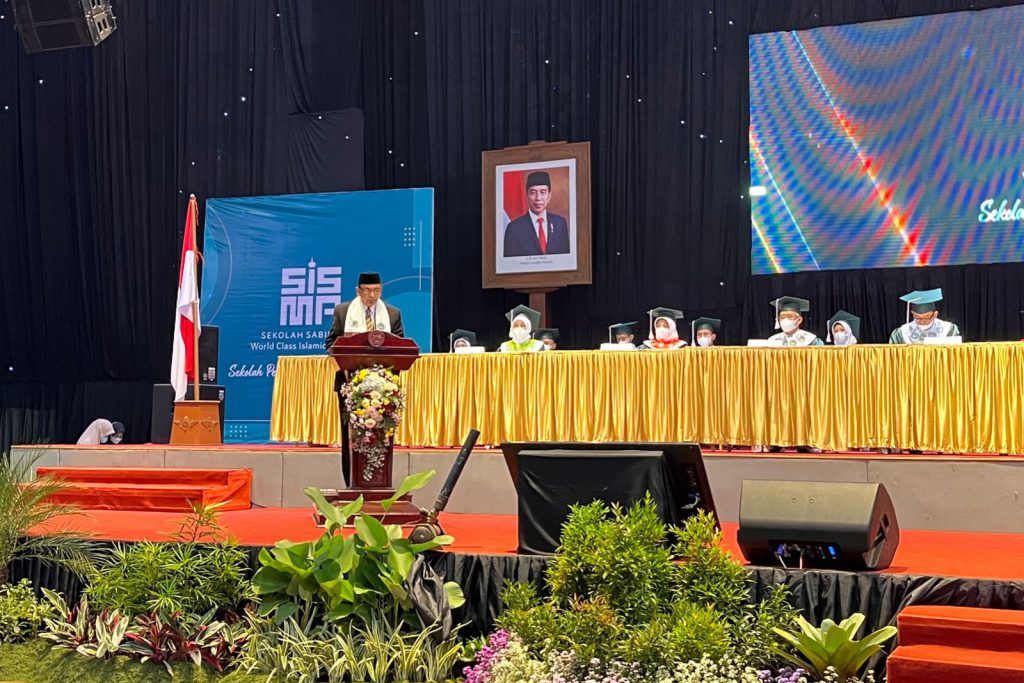 Direktur LPI Sabilillah Malang, Prof Dr H Ibrahim Bafadal, saat memberikan sambutan dalam Pelepasan Lulusan SISMA Tahun Pelajaran 2021/2022. (bim) - Cetak Generasi Pemimpin Peradaban, LPI Sabilillah Malang Lepas 492 Siswa SISMA