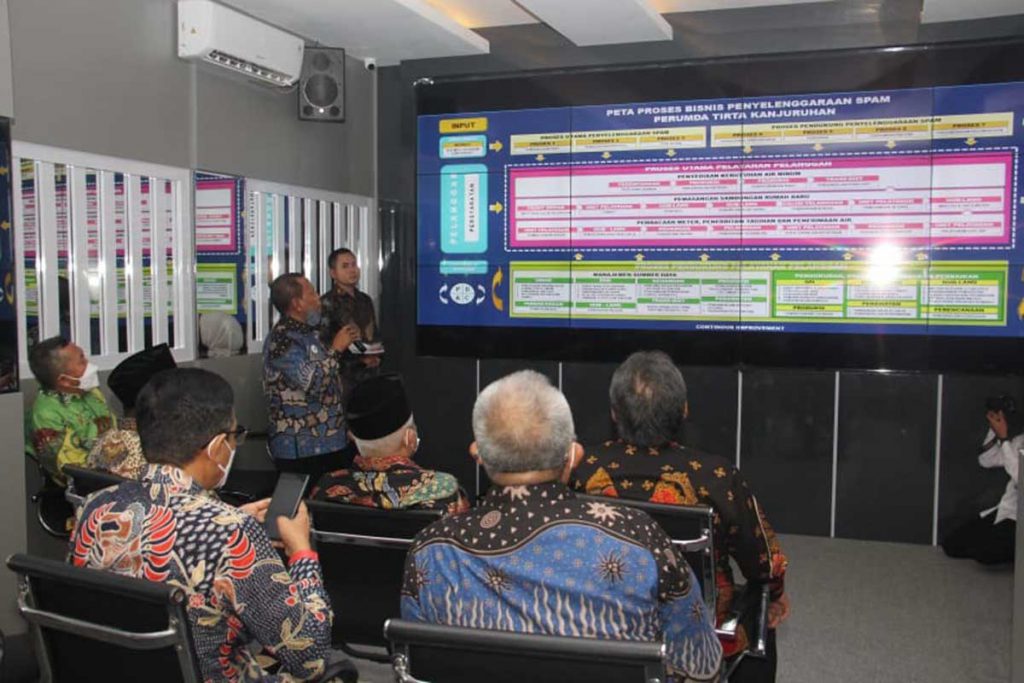 Dirut Perumda Tirta Kanjuruhan H Syamsul Hadi S.SOs MM, memberikan penjelasan kepada tamu undangan. (ws6) - Resmikan Gedung Teknik dan Laboratorium Air, Tirta Kanjuruhan Komitmen Tingkatkan Pelayanan Pelanggan