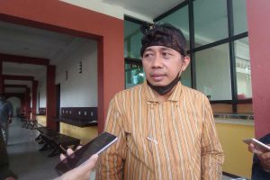 Dodik Teguh Pribadi, tengah diwawancarai awak media. (ws6) - Awal Tahun Ajaran Baru 2022, Kota Malang Siap Terapkan Kurikulum Merdeka