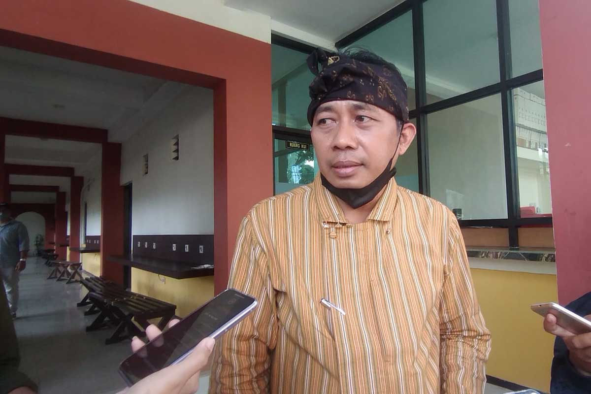 Dodik Teguh Pribadi, tengah diwawancarai awak media. (ws6) - Awal Tahun Ajaran Baru 2022, Kota Malang Siap Terapkan Kurikulum Merdeka