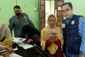 Dokumentasi penyerahan bantuan Lansia oleh Dinsos Batu. (dik) - Bantuan untuk Lansia di Kota Batu Segera Cair Lagi