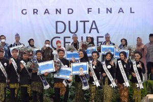 Finalis Duta GenRe Batu berfoto bersama Wakil Wali Kota Batu dan Bunda GenRe. (ist) - Pemilihan Duta Genre Kota Batu Tahun 2022 Sukses Digelar