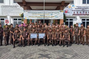 Foto bersama pegawai Kejari Batu penerima reward. (ist) - Apel Penandatanganan Komitmen, Tiga Pegawai Kejari Batu Terima Reward