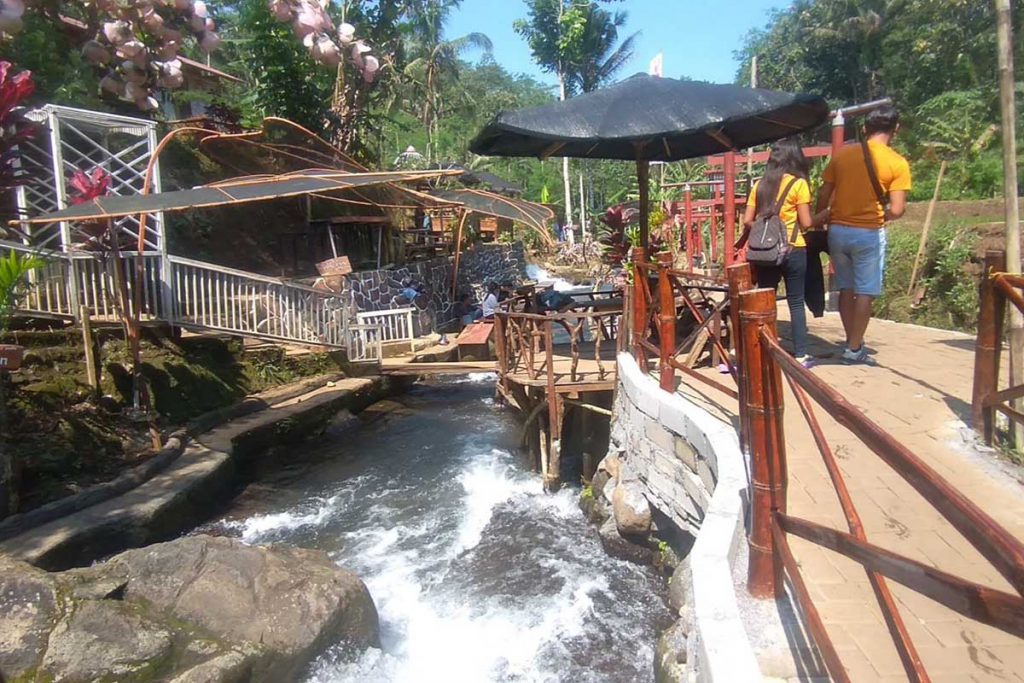 Gemericik air dari aliran air Sumber Umbulan. (ws6) - Wisata Tanaka Water Fall ala Jepang, Ramah Dikantong Ramai Pengunjung