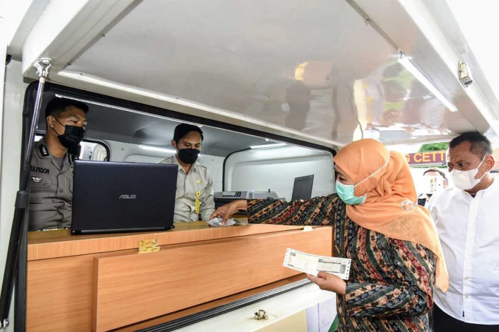 PELAYANAN: Gubernur Jawa Timur Khofifah Indar Parawansa melihat dari dekat pelayanan Samsat di Surabaya - Pemutihan Pajak Kendaraan Diperpanjang Sampai September 2022