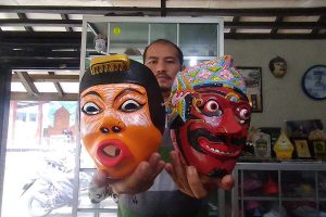 Handoyo dengan dua Topeng. (ws6) - Padepokan Seni Topeng Asmoro Bangun, Ajarkan Tari Gratis Juga Layani Tamu Manca Negara