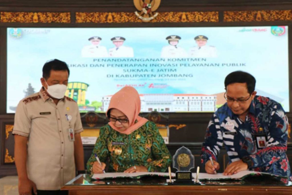Hj. Mundjidah Wahab melakukan penandatanganan komitmen Replikasi SuKMa-E Jatim dengan Biro Organisasi Pemprov Jatim, bertempat di Pendopo Pemkab Jombang, Kamis (23/6/2022). (Memo X/wis) - Hj Mundjidah Ajak Tingkatkan Kualitas Pelayanan Publik