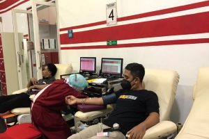Warga mendonorkan darahnya di PMI Kota Malang, dalam perayaan Hari Donor Darah Sedunia 2022. (ist)