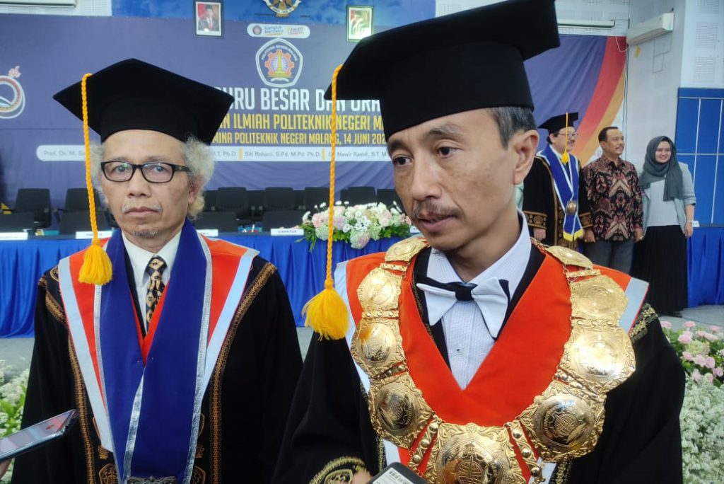 Direktur Polinema, Supriatna Adhisuwignjo, ST, MT, menjawab pertanyaan awak media.