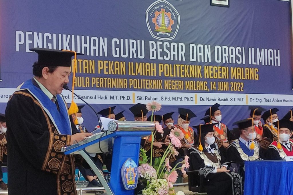 Prof Ir Syamsul Hadi MT PhD, membaca pidato pengukuhan.