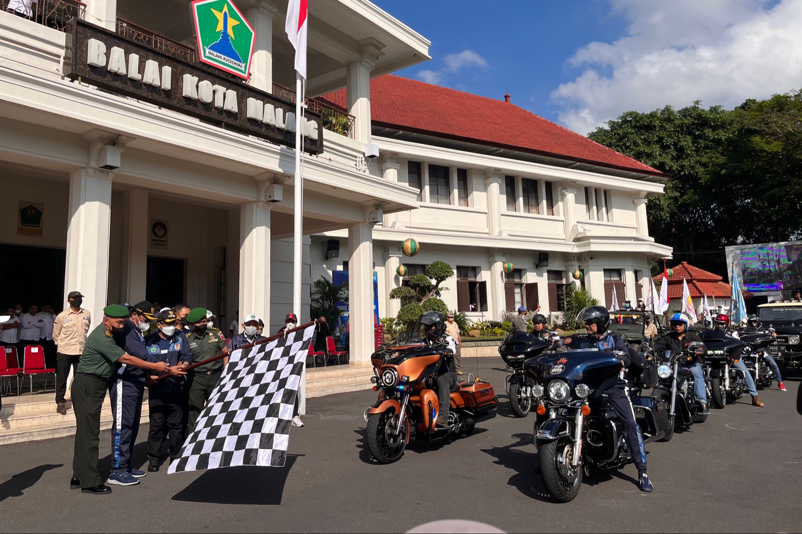 Wali Kota Malang, Sutiaji, secara simbolis memberangkatkan kontingen Kota Malang Porprov Jatim 2022. (bim)
