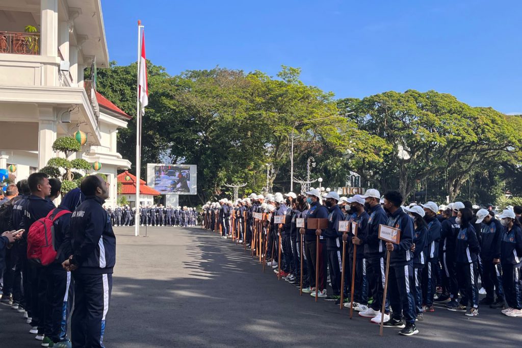 Para atlet dan pelatih saat menyimak arahan Wali Kota Malang, Sutiaji, di halaman Balai Kota Malang. (bim)