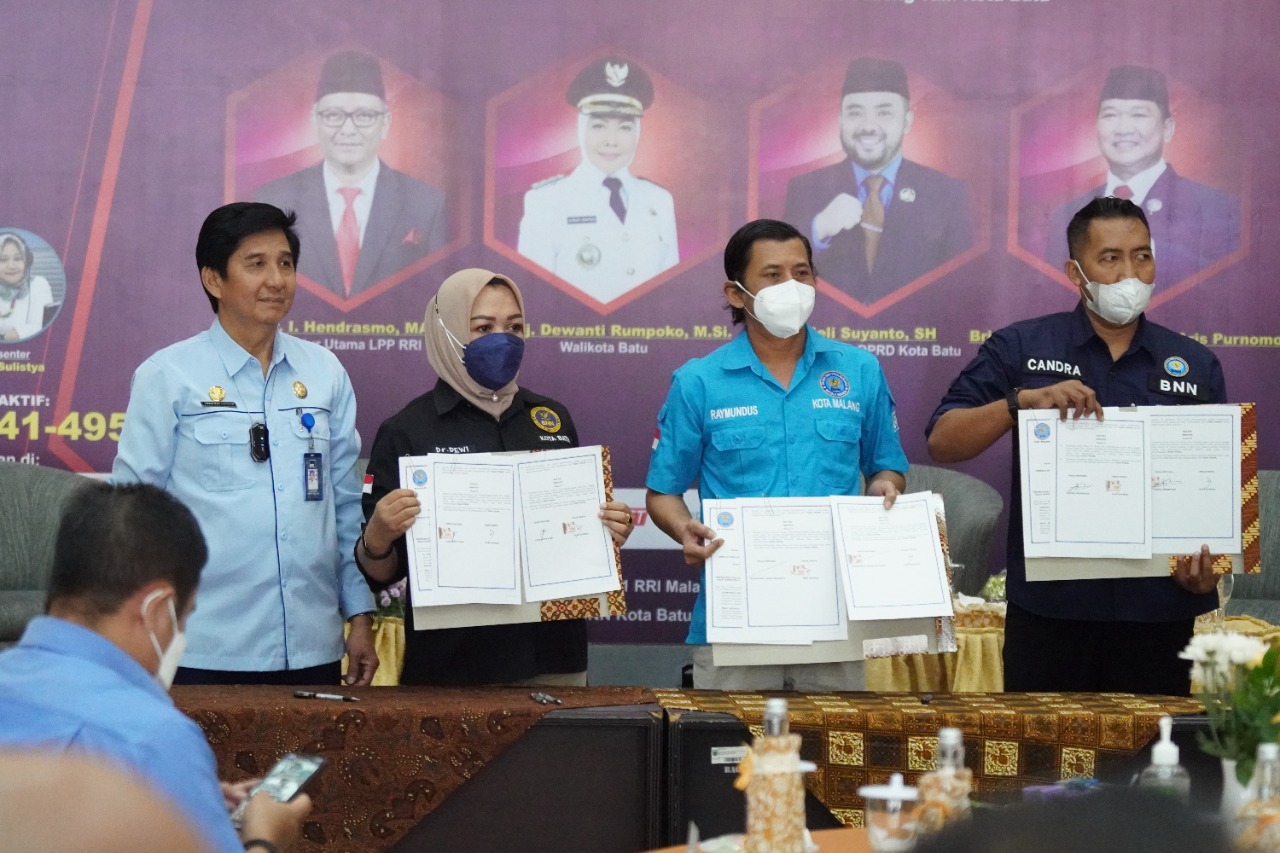 Surat perjanjian kerja sama yang telah diteken RRI dan BNN. (ist).