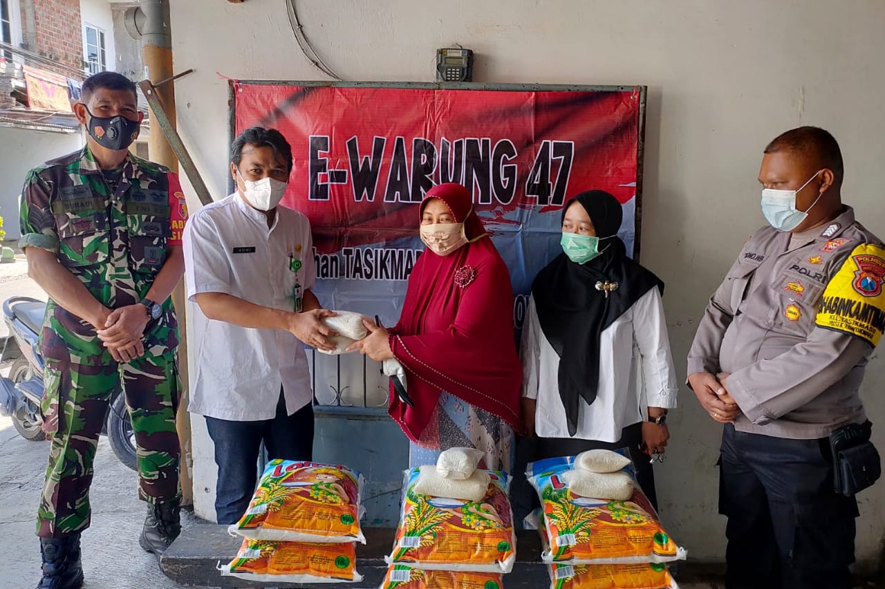 Penyerahan beras BPNTD pada warga Tasikmadu. (ist)