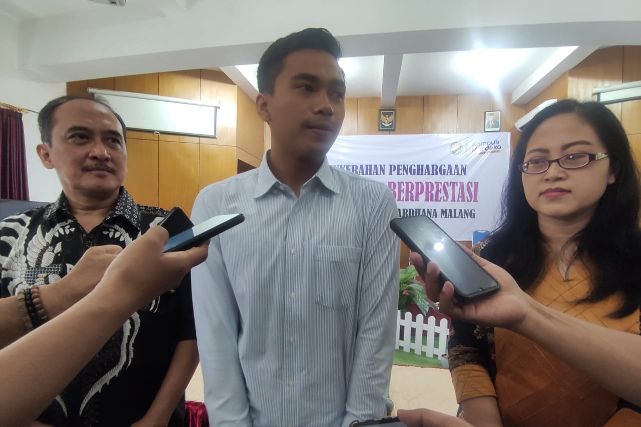 WR 3 bersama para mahasiswa berprestasi Unidha. (rhd)