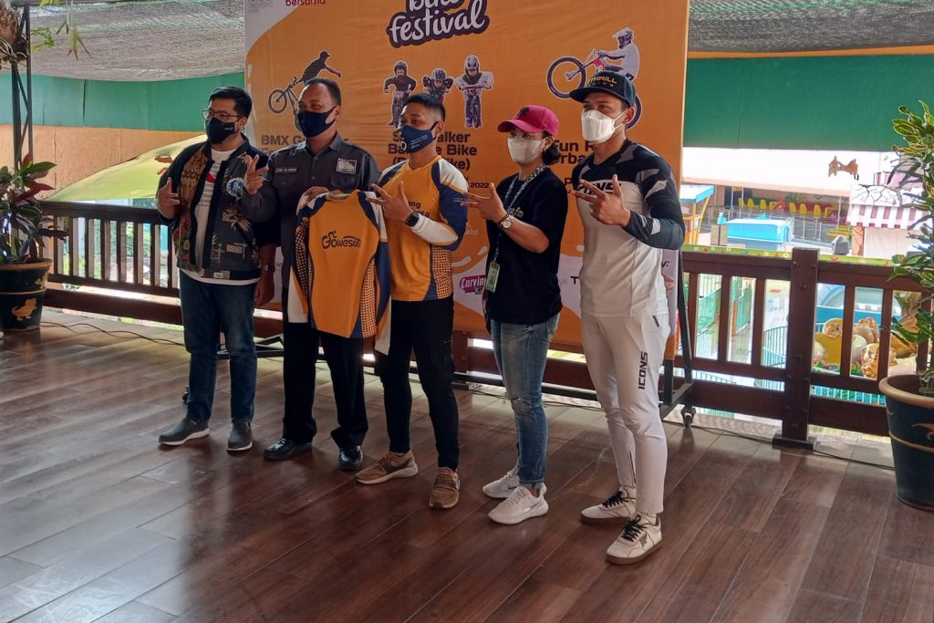 Foto bersama penyelenggara Gowesata.  (dik)