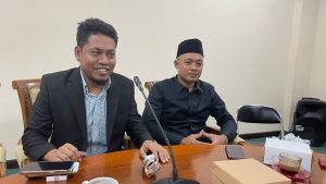 Anggota Komisi I, DPRD Sampang, Ubaidillah (kiri) bersama Alan Kaisan dari Komisi II DPRD Sampang